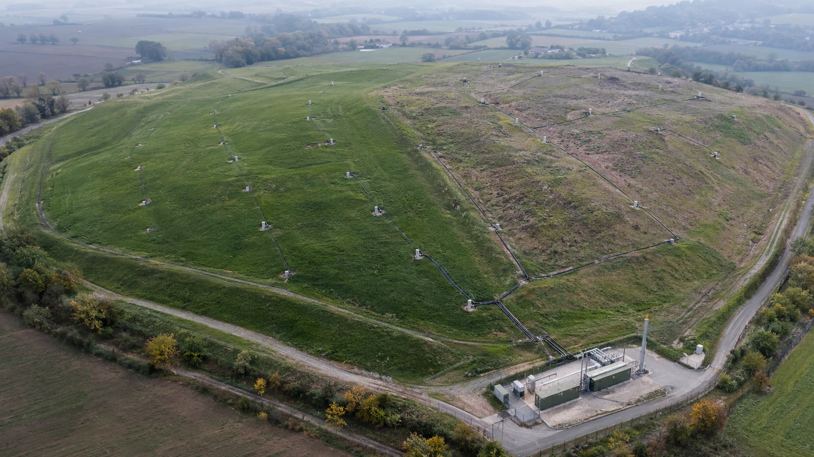 Vista aerea di una discarica coperta con la rete di pozzi di captazione del biogas collegati all’impianto di recupero energetico